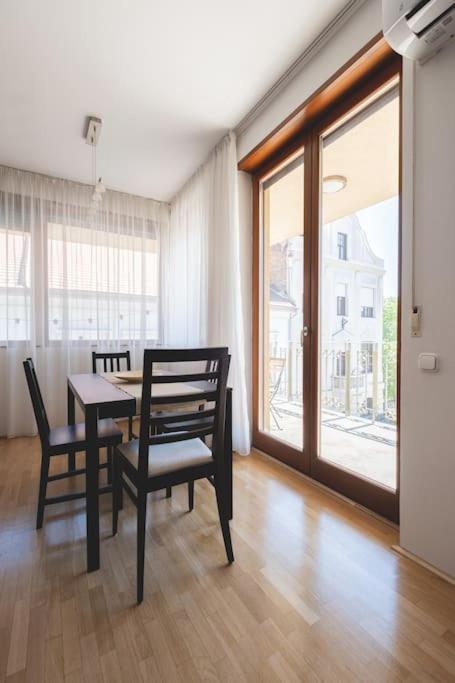 Bright Downtown Balcony Retreat Appartement Boedapest Buitenkant foto