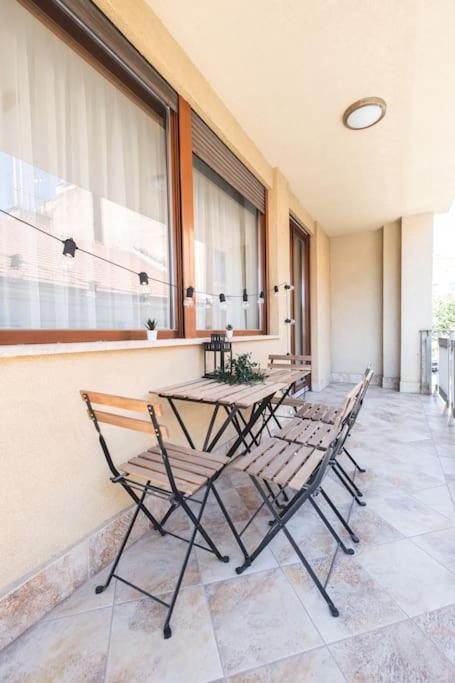 Bright Downtown Balcony Retreat Appartement Boedapest Buitenkant foto