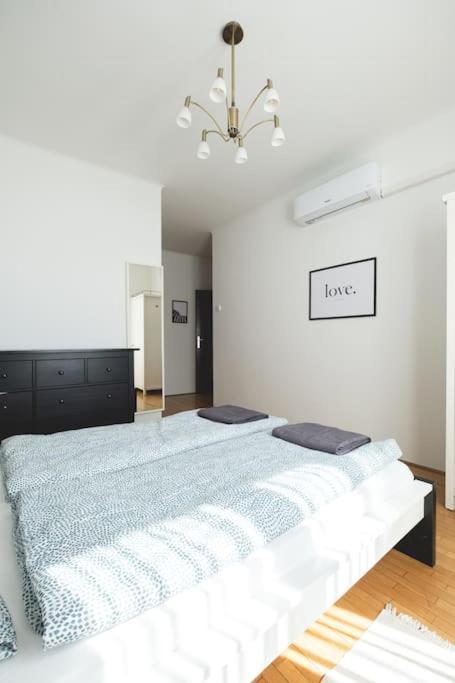 Bright Downtown Balcony Retreat Appartement Boedapest Buitenkant foto