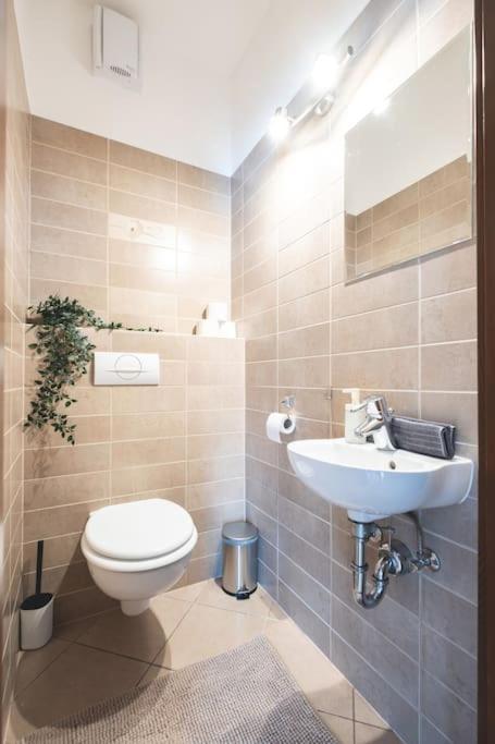 Bright Downtown Balcony Retreat Appartement Boedapest Buitenkant foto
