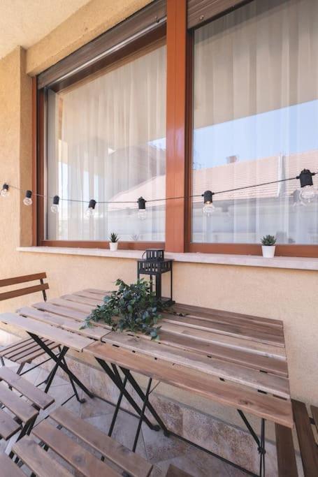 Bright Downtown Balcony Retreat Appartement Boedapest Buitenkant foto