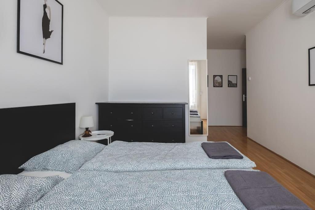 Bright Downtown Balcony Retreat Appartement Boedapest Buitenkant foto