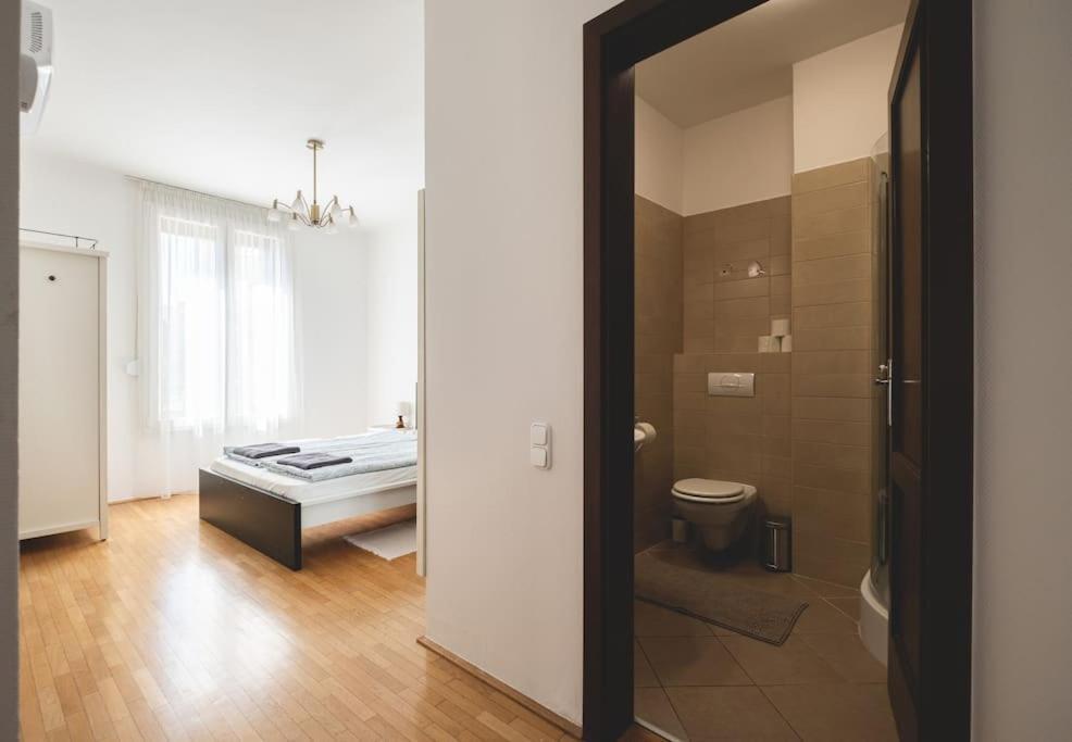 Bright Downtown Balcony Retreat Appartement Boedapest Buitenkant foto