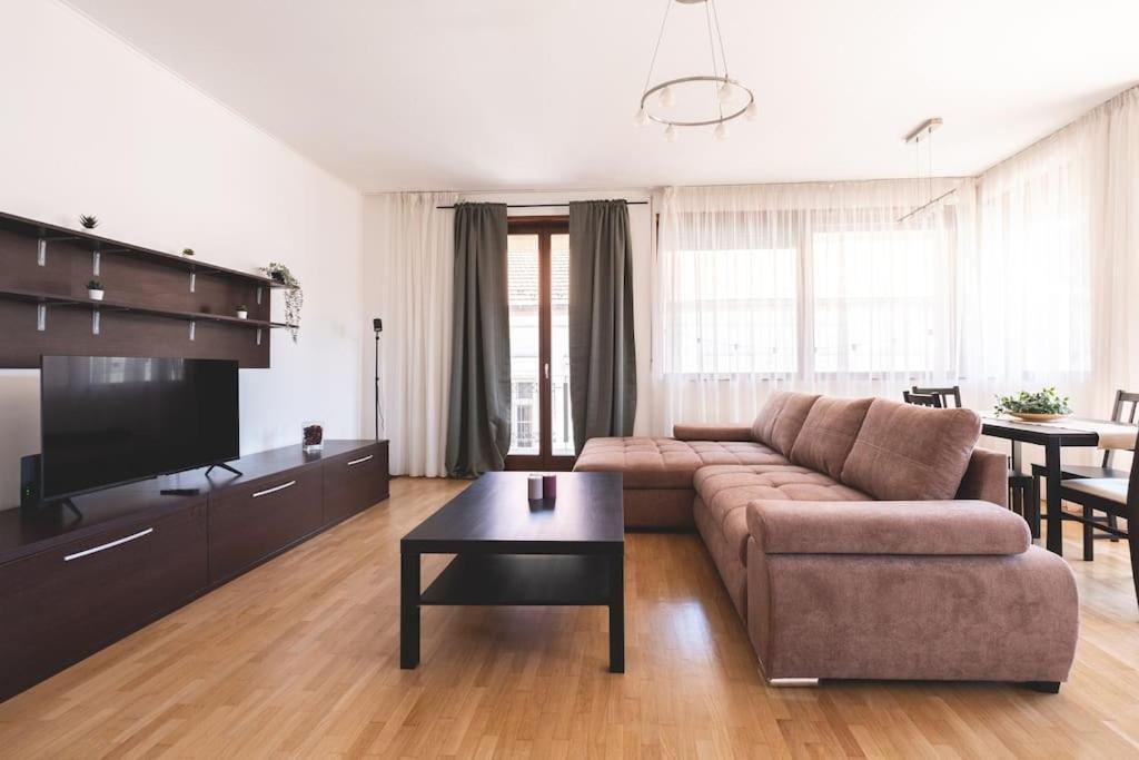 Bright Downtown Balcony Retreat Appartement Boedapest Buitenkant foto