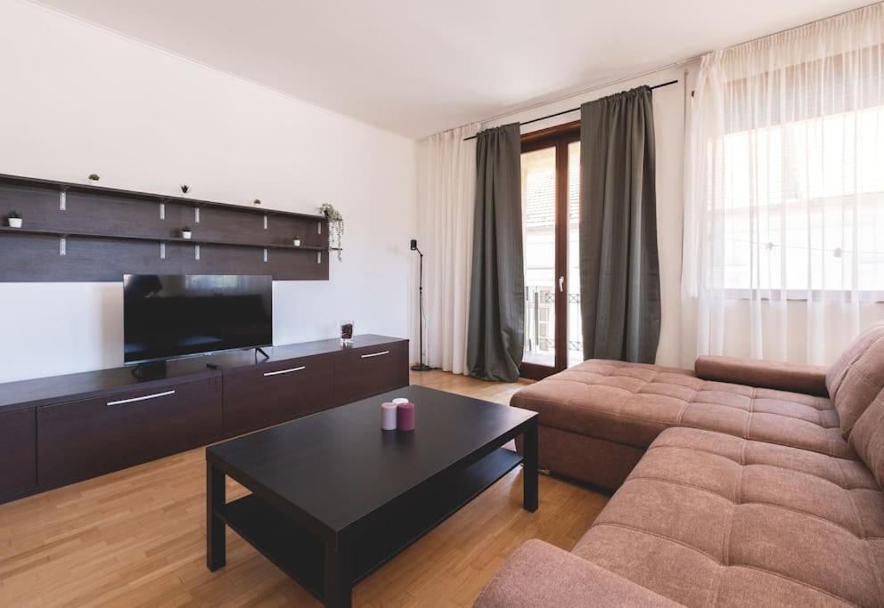 Bright Downtown Balcony Retreat Appartement Boedapest Buitenkant foto