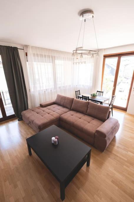 Bright Downtown Balcony Retreat Appartement Boedapest Buitenkant foto