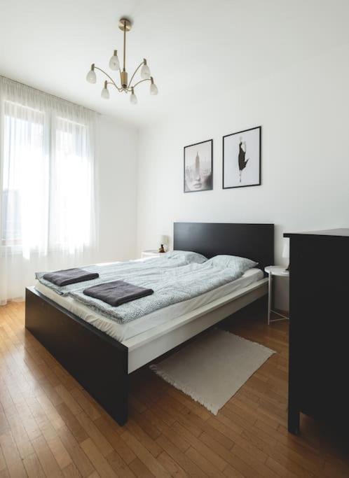 Bright Downtown Balcony Retreat Appartement Boedapest Buitenkant foto