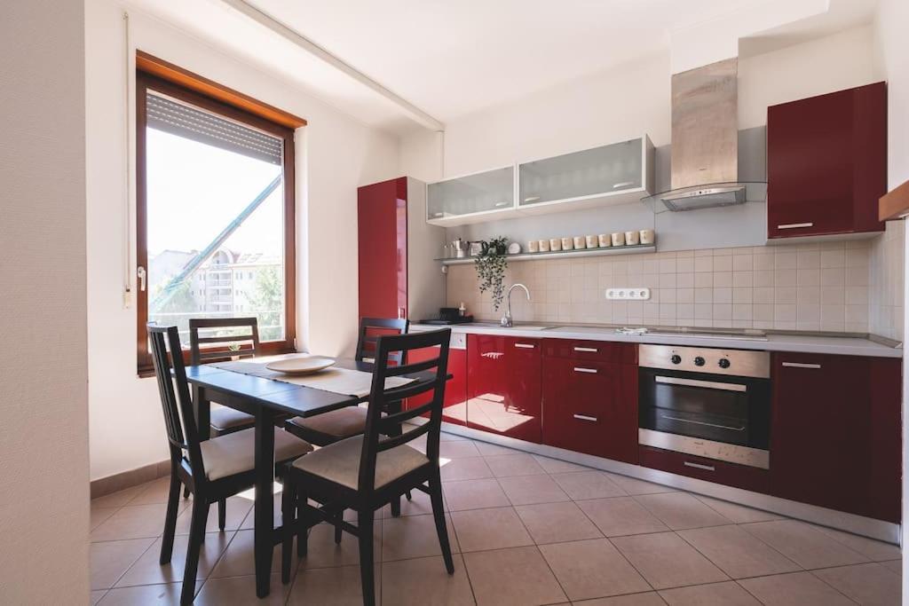 Bright Downtown Balcony Retreat Appartement Boedapest Buitenkant foto